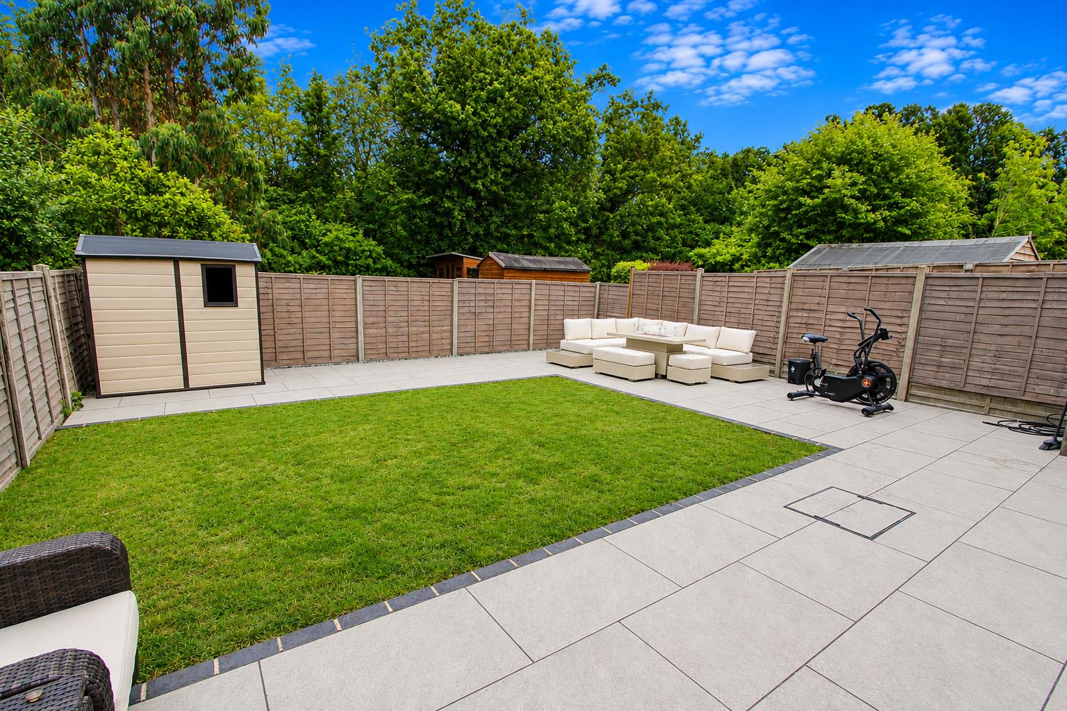 2 bed property in Stoneleigh Park Road, Epsom